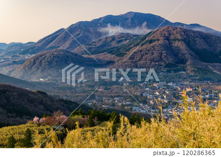 箱根・金時山稜線から見る朝の大涌谷・神山 箱根・金時山稜線から見る朝の大涌谷・神山 120286365