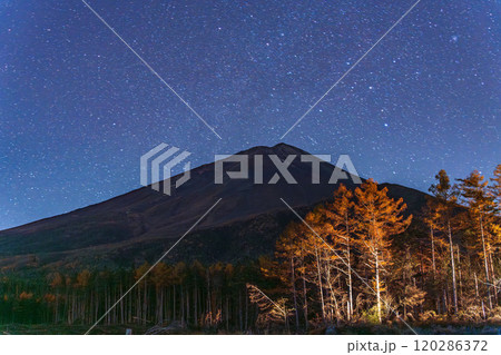 【山梨県】満天の星空の下、カラマツ黄葉と富士山 120286372