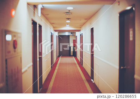 ホテルの通路風景 120286655