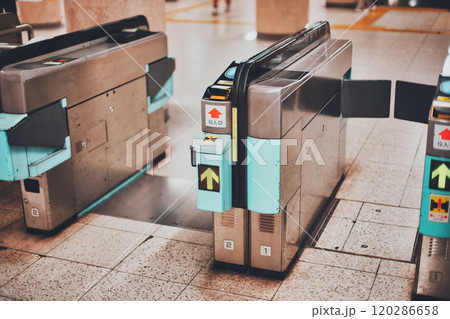 駅の自動改札 120286658