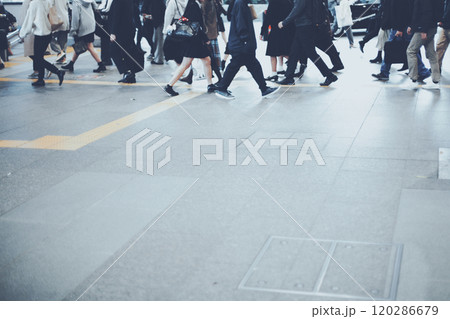 通勤する人々の足元とコピースペース 通勤する人々の足元とコピースペース 120286679