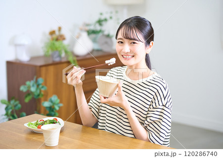 お米を食べる若い女性 お米を食べる若い女性 120286740