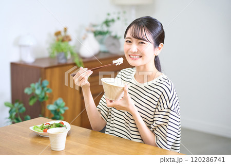 お米を食べる若い女性 お米を食べる若い女性 120286741