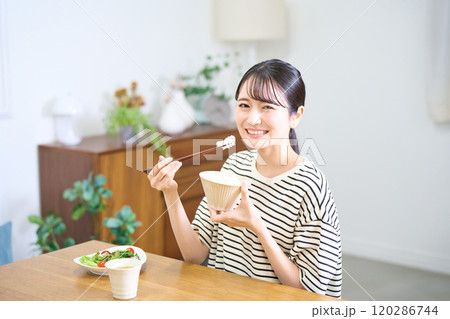 お米を食べる若い女性 お米を食べる若い女性 120286744