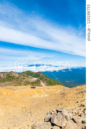 秋の御嶽山登山：剣ヶ峰から二ノ池・継子岳方面の眺め 120286755