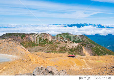 秋の御嶽山登山:剣ヶ峰から二ノ池・摩利支天山・継子岳方面の眺め 秋の御嶽山登山:剣ヶ峰から二ノ池・摩利支天山・継子岳方面の眺め 120286756