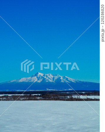 北海道・小清水町じゃがいも街道より眺める斜里岳 北海道・小清水町じゃがいも街道より眺める斜里岳 120286820