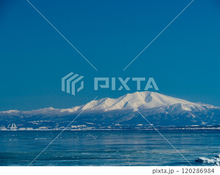 釧網線北浜駅から眺める知床連山 120286984