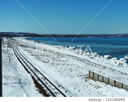 釧網線北浜駅から眺めるオホーツク海 120286999