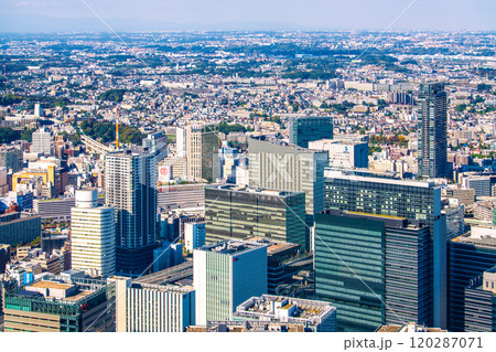 日本の横浜都市景観　新時代へ…横浜駅、ベイシェラトンホテルH、横浜タカシマヤ、市内、山々など＝13日 120287071