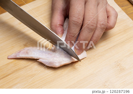 鶏の手羽先をチューリップに成形する 120287196