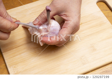 鶏の手羽先をチューリップに成形する 120287199