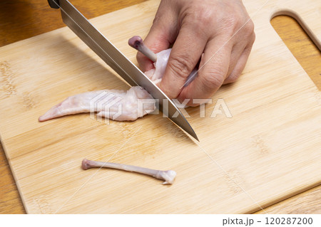 鶏の手羽先をチューリップに成形する 120287200