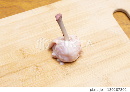 鶏の手羽先をチューリップに成形する 120287202