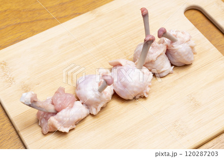 鶏の手羽先をチューリップに成形する 120287203