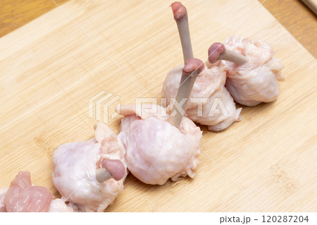 鶏の手羽先をチューリップに成形する 120287204