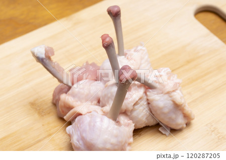 鶏の手羽先をチューリップに成形する 120287205