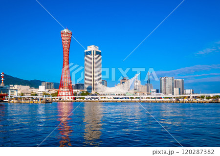 快晴の神戸港 120287382