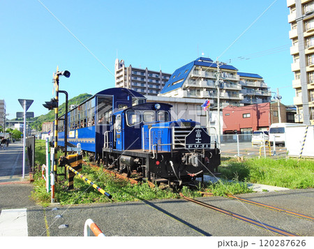北九州市の門司港からめかりの海辺を走る観光トロッコ潮風号 120287626