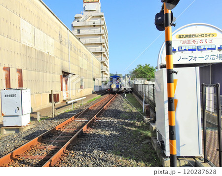北九州市の門司港からめかりの海辺を走る観光列車潮風号 北九州市の門司港からめかりの海辺を走る観光列車潮風号 120287628