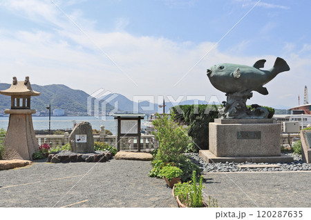 下関市の亀山八幡宮境内にあるふくの像と関門海峡 下関市の亀山八幡宮境内にあるふくの像と関門海峡 120287635