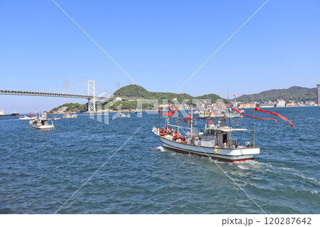 関門海峡で開催された源平祭りの海上パレード 120287642