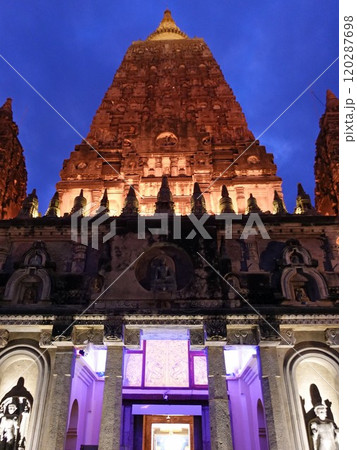 インドにあるお釈迦様の聖地ブッダガヤ大精堂の夜のライトアップ 120287698