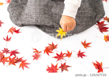 紅葉の葉で遊ぶ女の子 120287720