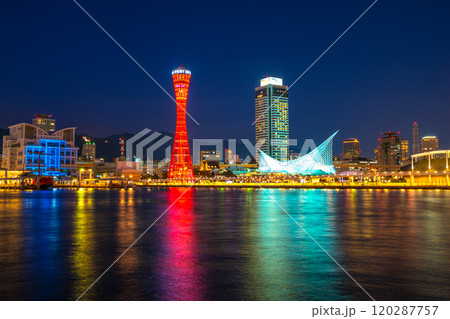 神戸港とメリケンパークの夜景 120287757