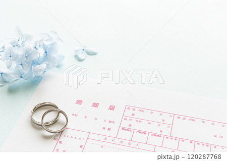結婚指輪と婚姻届 120287768