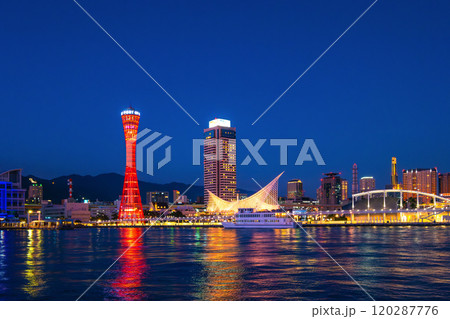 神戸港とメリケンパークの夜景 120287776