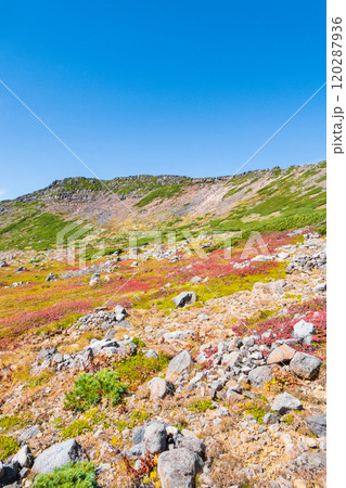 秋の御嶽山登山：サイノ河原と摩利支天山 120287936