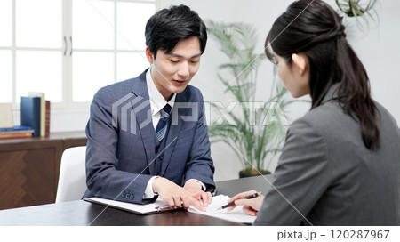 契約書の説明をする弁護士 契約書の説明をする弁護士 120287967
