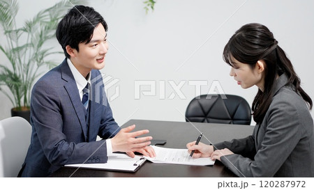 契約書の説明をする弁護士	 120287972