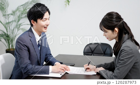 契約書の説明をする弁護士 契約書の説明をする弁護士 120287973