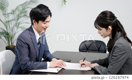 契約書の説明をする弁護士 契約書の説明をする弁護士 120287974