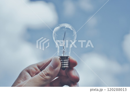 青空と電球を持つ人の手元 青空と電球を持つ人の手元 120288013