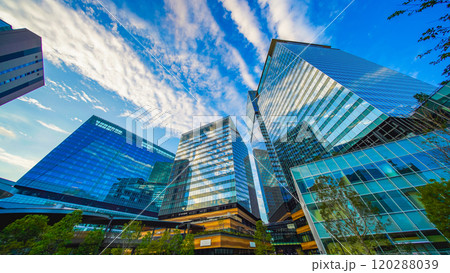 青空と大阪駅北区の都市風景 120288039