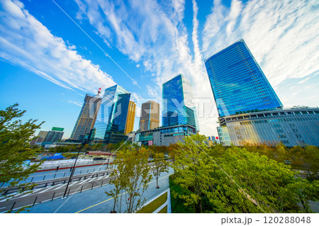 青空と大阪駅北区の都市風景 青空と大阪駅北区の都市風景 120288048