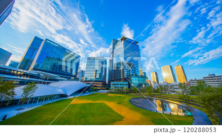 青空と大阪駅北区の都市風景 120288053
