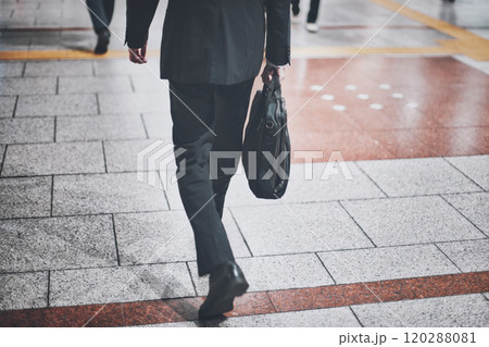 ビジネスマンの後ろ姿 ビジネスマンの後ろ姿 120288081