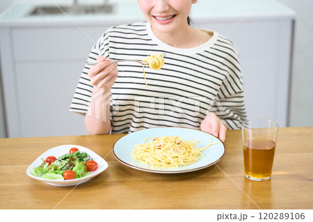 パスタを食べる若い女性 120289106