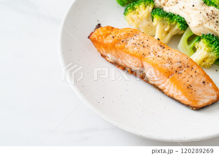 grilled salmon fillet steak with broccoli 120289269