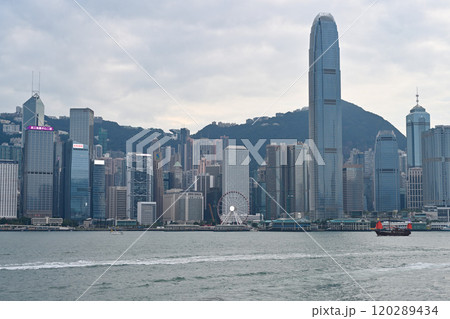 ビクトリアハーバーと香港島の眺め／香港 120289434