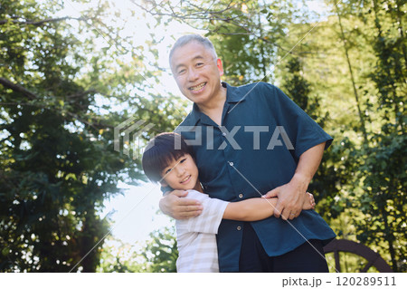 笑顔で抱き合う孫と祖父 120289511