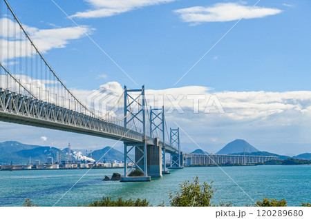 香川と岡山を結ぶ瀬戸大橋 120289680