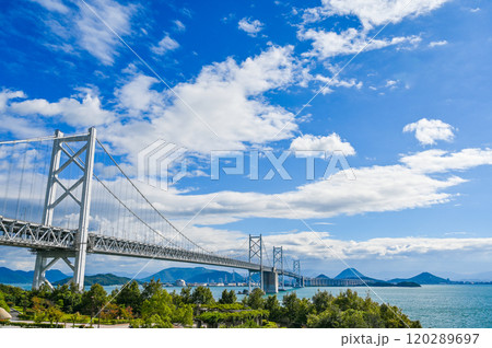 香川と岡山を結ぶ瀬戸大橋 120289697