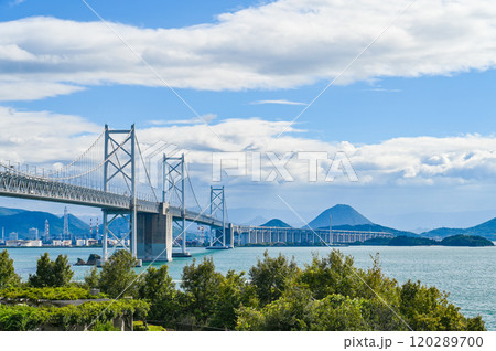 香川と岡山を結ぶ瀬戸大橋 120289700