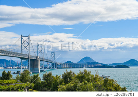 香川と岡山を結ぶ瀬戸大橋 120289701