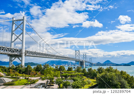 香川と岡山を結ぶ瀬戸大橋 120289704
